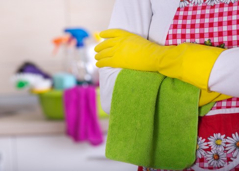 Kennington carpet cleaning service removing stains from a living room floor